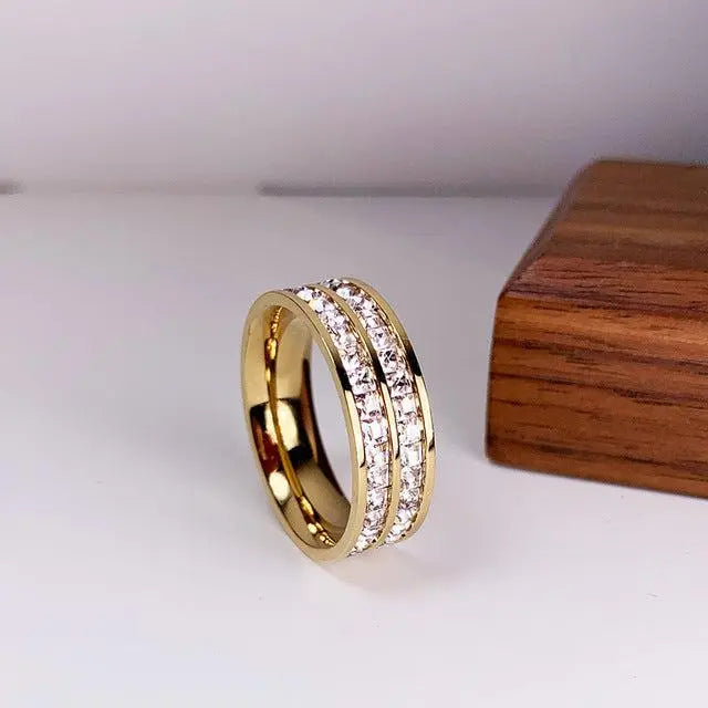 Elegant ring with double zirconia inlay