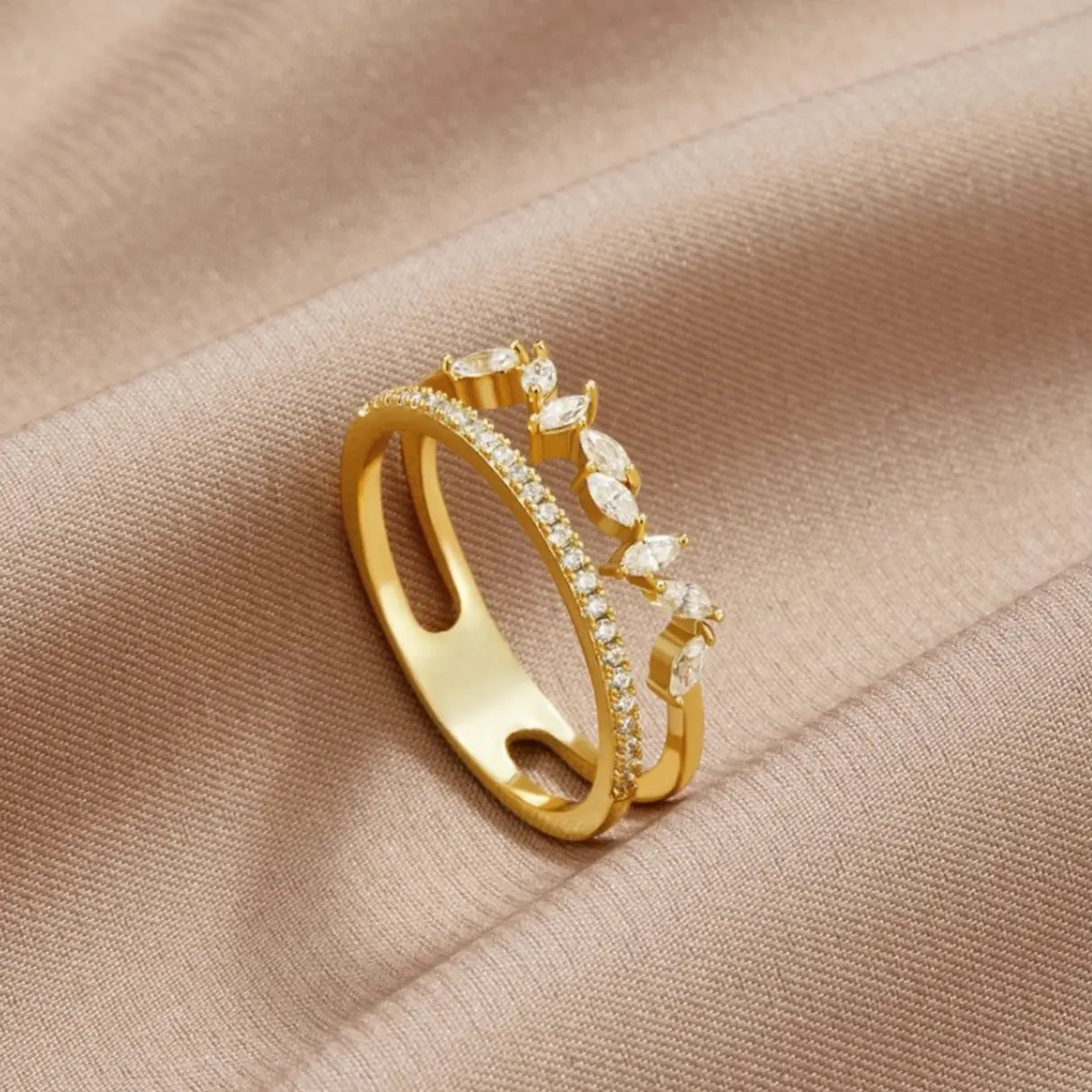 Double-layered zirconia ring in gold