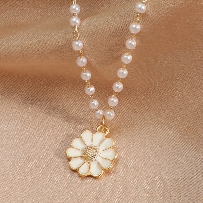 Pearl necklace with daisy pendant