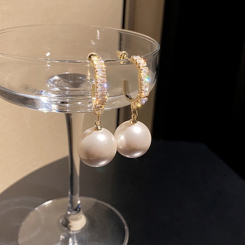 Luxury earrings with a stylish pearl and zirconia
