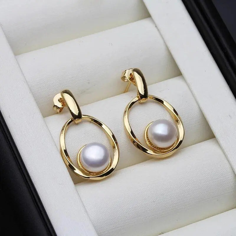 Elegant earrings made of gold and pearls