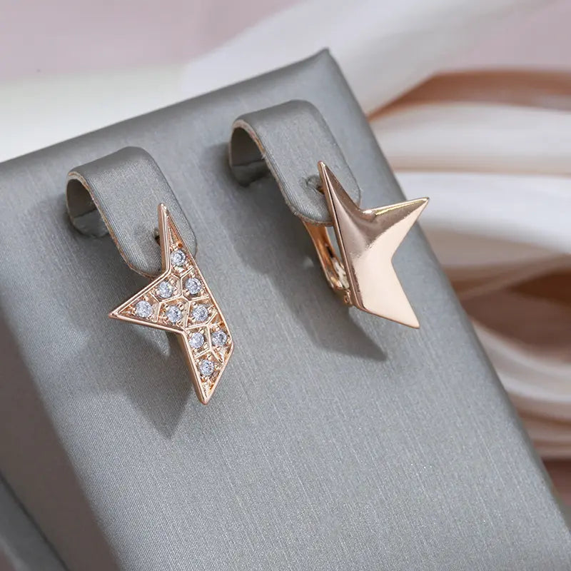 Elegant sparkling star earrings made of gold and zirconia