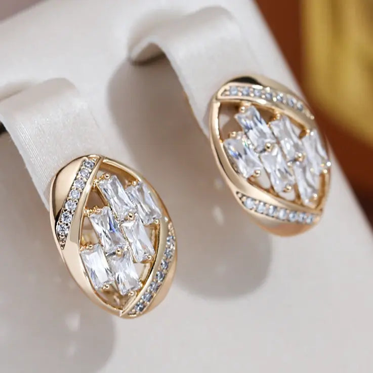 Elegant round white crystals in gold earrings
